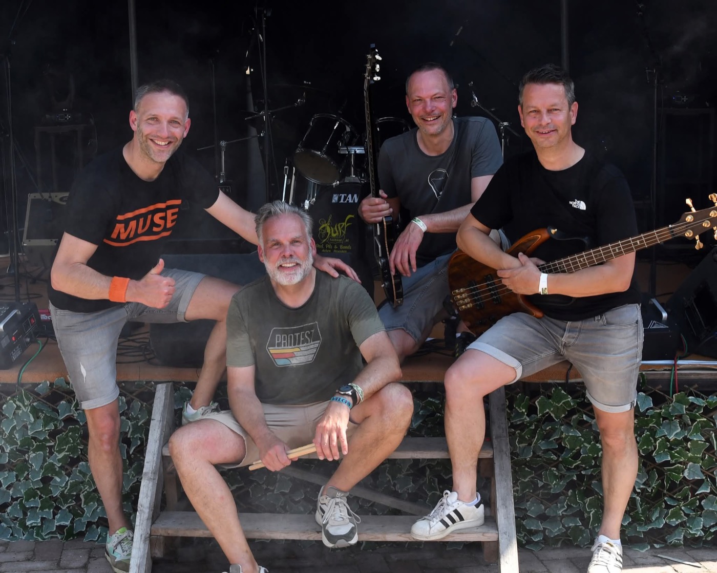 Bandleden backstage met gitaar