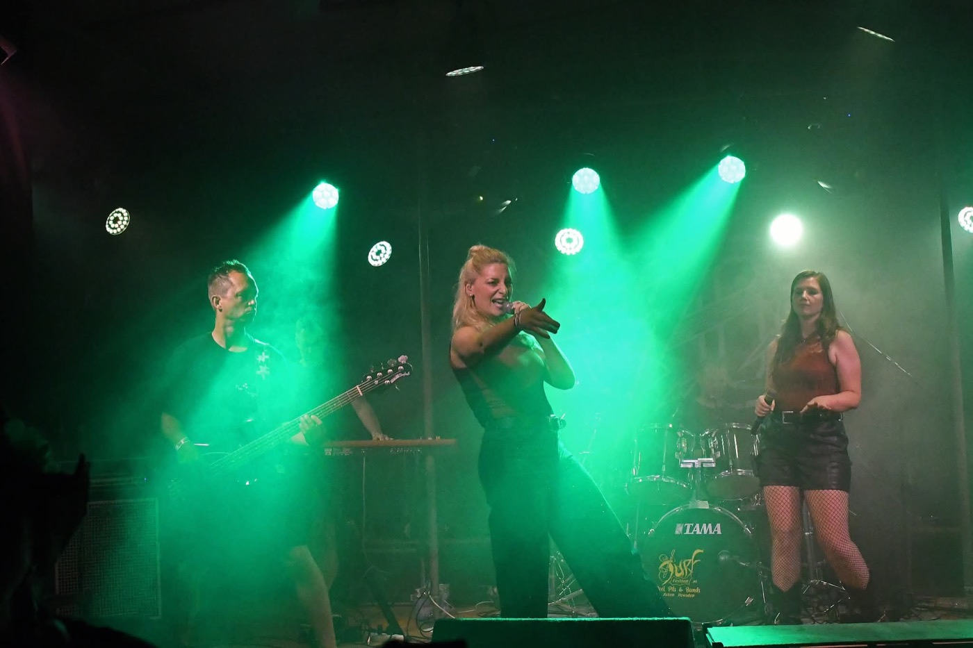 Band in groen podiumlicht
