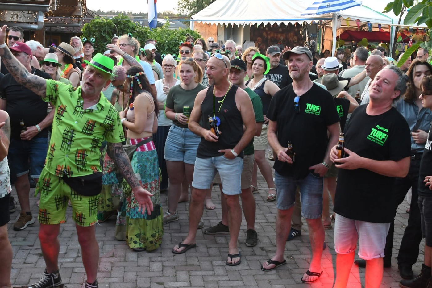 Een uitzinnig publiek in groene Turf-shirts
